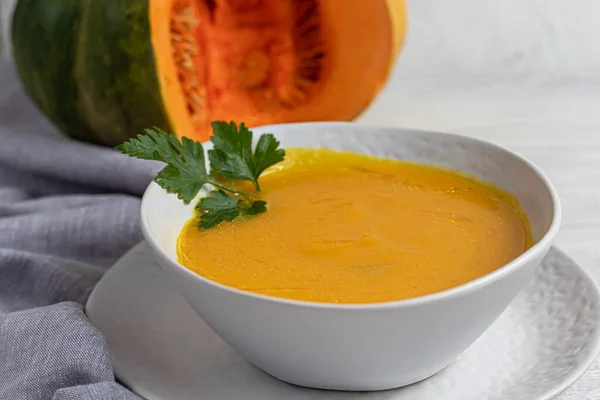 Frische Kürbiscremesuppe Mit Saurer Sahne Mittagstisch Herbst Ein Diätetisches Gesundes — Stockfoto