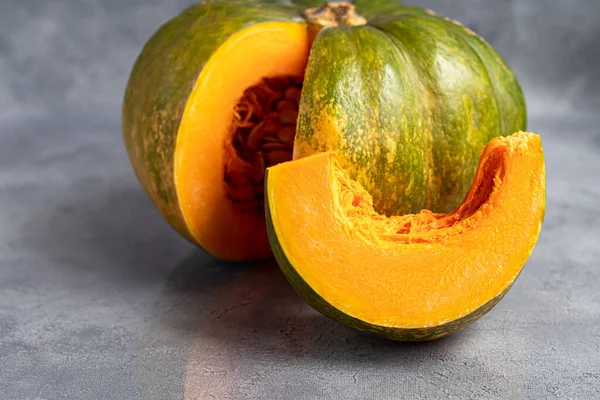 Färsk Pumpa Grå Bakgrund Med Pumpafrön Höstens Lunchkoncept Träbakgrund Hälsosam — Stockfoto