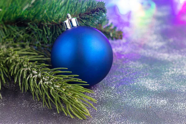 Kerstmis Nieuwjaar Feestelijke Achtergrond Met Dennentakken Kerstboom Nieuwjaarsspeelgoed Zicht Van — Stockfoto