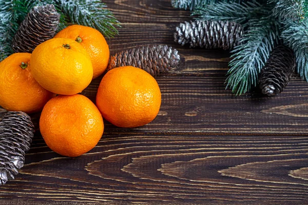 Mandarinen Auf Einem Hölzernen Hintergrund Mit Zweigen Eines Weihnachtsbaums Und — Stockfoto