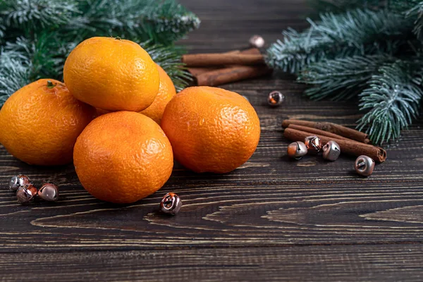 Mandarinen Auf Einem Hölzernen Hintergrund Mit Zweigen Eines Weihnachtsbaums Und — Stockfoto