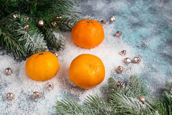 Mandarinen Auf Grauem Hintergrund Mit Zweigen Eines Weihnachtsbaums Und Schneebedeckten — Stockfoto