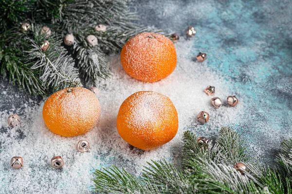 Mandarinen Auf Grauem Hintergrund Mit Zweigen Eines Weihnachtsbaums Und Schneebedeckten — Stockfoto