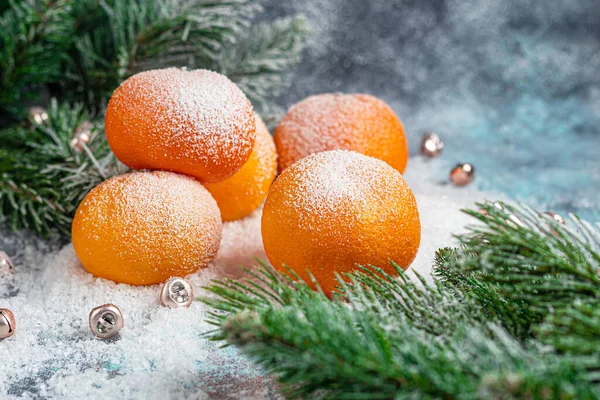 Mandarinen Auf Grauem Hintergrund Mit Zweigen Eines Weihnachtsbaums Und Schneebedeckten — Stockfoto