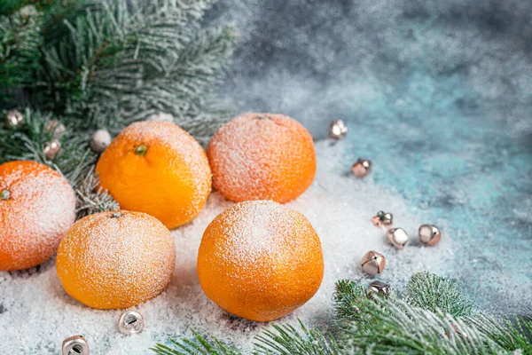 Mandarinen Auf Grauem Hintergrund Mit Zweigen Eines Weihnachtsbaums Und Schneebedeckten — Stockfoto