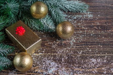 Yeni yıl kompozisyonu. Noel ağacı dalları, bir kutuda hediye. Noel, kış, yeni yıl konsepti. Düz konum, üst görünüm, kopyalama alanı.