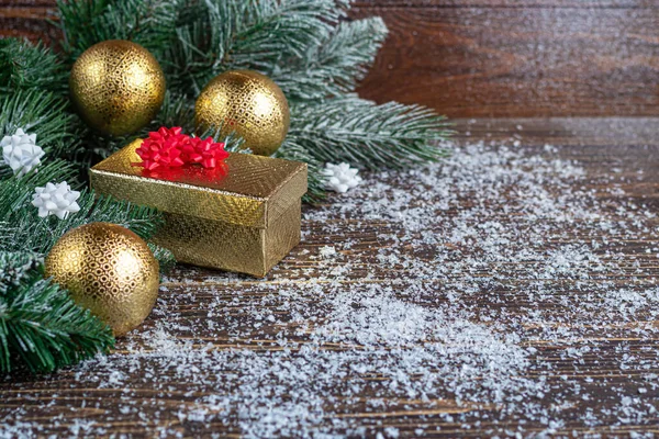 Σύνθεση Της Πρωτοχρονιάς Χριστουγεννιάτικο Δέντρο Κλαδιά Δώρο Ένα Κουτί Χριστούγεννα — Φωτογραφία Αρχείου