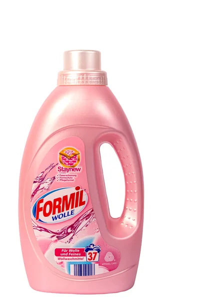 Plastik şişelerde sıvı deterjan. Ukrayna 'nın Kamenskoye şehrinde. 20 Mart 2020. Tecrit. Boşluğu kopyala.