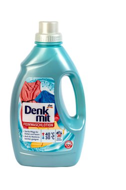 Plastik şişelerde sıvı deterjan. Ukrayna 'nın Kamenskoye şehrinde. 20 Mart 2020. Tecrit. Boşluğu kopyala.