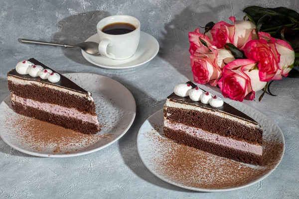 Feestelijke Taart Met Chocolade Knapperige Tussenlaag Twee Porties Een Grijze — Stockfoto