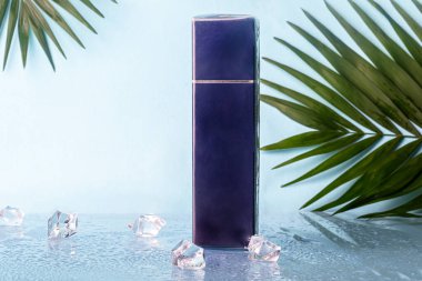 Krema için beyaz plastik şişeler. Whatman gazetesinin çok renkli arka planında. Boşluğu kopyala.