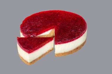Hafif arka planda cheesecake. Üstünde ahududu reçeli var. Eve teslim. Şenlik konsepti. Karantinaya alın. Boşluğu kopyala.