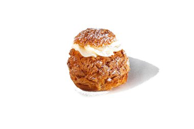 Rum baba, arka planda tereyağlı krema. Eve teslim. Şenlik konsepti. Karantinaya alın. Boşluğu kopyala.