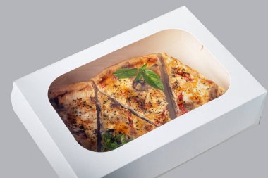 Mantarla doldurulmuş kiş, arka planda kısa hamurlu pastadan yapılmış tavuk ve domates. Eve teslim. Şenlik konsepti. Karantinaya alın. Boşluğu kopyala.