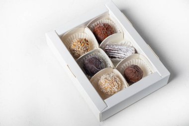 El yapımı tatlılar. Kurutulmuş meyve ve fındık ve kakao ilavesinden. Eve teslim. Şenlik konsepti. Karantinaya alın. Boşluğu kopyala.