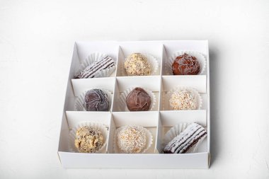 El yapımı tatlılar. Kurutulmuş meyve ve fındık ve kakao ilavesinden. Eve teslim. Şenlik konsepti. Karantinaya alın. Boşluğu kopyala.