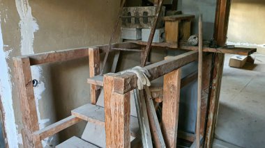 Yaşam alanlarının tamiri. Elektrik tesisatı, duvar boyası, sıva. Ön manzara. Yatay yerleşim.