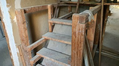 Yaşam alanlarının tamiri. Elektrik tesisatı, duvar boyası, sıva. Ön manzara. Yatay yerleşim.