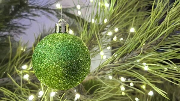 Weihnachten Und Neujahr Festlicher Hintergrund Mit Tannenzweigen Weihnachtsbaum Neujahrsspielzeug Blick — Stockfoto