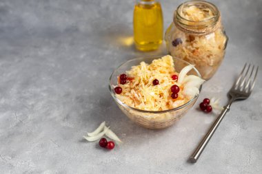 Lahana turşulu bir tabak. Bu sağlıklı mayalanmış süt ürünü. Lahana turşusu vitamin açısından zengindir ve birçok farklı ülkede kullanılır. Mayalama işlemi besinleri yok etmez. Boşluğu kopyala.