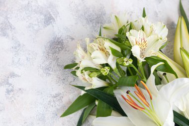 Hafif arka planda bir buket zambak. Anneler Günü, Kadınlar Günü, Sevgililer Günü ya da Doğum Günü. Boşluğu kopyala.