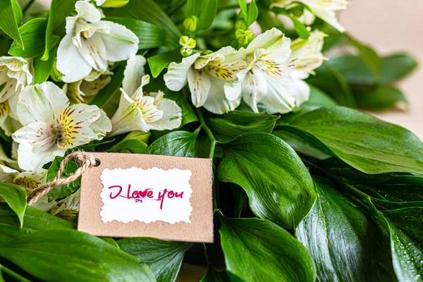 Hafif arka planda bir buket zambak. Anneler Günü, Kadınlar Günü, Sevgililer Günü ya da Doğum Günü. Boşluğu kopyala.