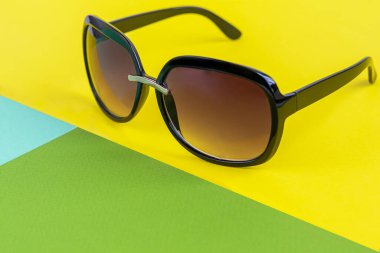 Renkli arka planda güneş gözlüğü. İzole et. Sağlıklı gözler. Boşluğu kopyala.