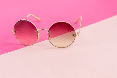 Renkli arka planda güneş gözlüğü. İzole et. Sağlıklı gözler. Boşluğu kopyala.