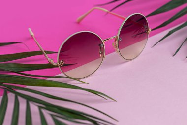 Renkli arka planda güneş gözlüğü. İzole et. Sağlıklı gözler. Boşluğu kopyala.