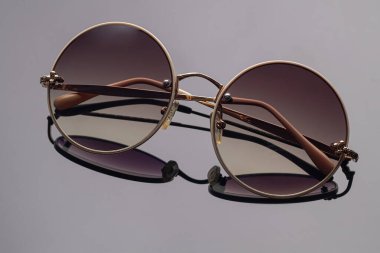 Karanlık bir arka planda güneş gözlüğü. Sağlıklı gözler. Obje fotoğrafçılığı reklamı. Boşluğu kopyala.