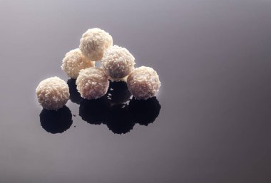 El yapımı tatlılar. Kurutulmuş meyve ve fındıktan. Şenlik konsepti. Karanlık arka plan, sert gölgeler. Boşluğu kopyala.