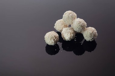 El yapımı tatlılar. Kurutulmuş meyve ve fındıktan. Şenlik konsepti. Karanlık arka plan, sert gölgeler. Boşluğu kopyala.