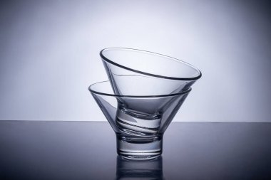 Karanlık bir arka planda şarap bardakları. Şarap ve diğer içecekler için tabaklar. Boşluğu kopyala.