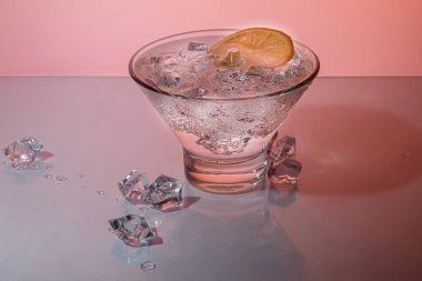 Bardaklar buz ve soğuk yeşil çayla doludur. Limon dilimleriyle süslenmiş. Hafif bir arkaplanda. Boşluğu kopyala.