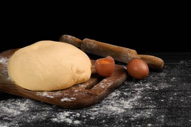 Hamur hazırlığı. Turta için maya hamuru. Üzerinde un olan yuvarlak bir iğne. Boşluğu kopyala.