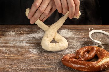Kraker yapmak için adım adım talimat. Aşçı hamuru ve krakeri hazırlar. Karanlık arka plan. Boşluğu kopyala.
