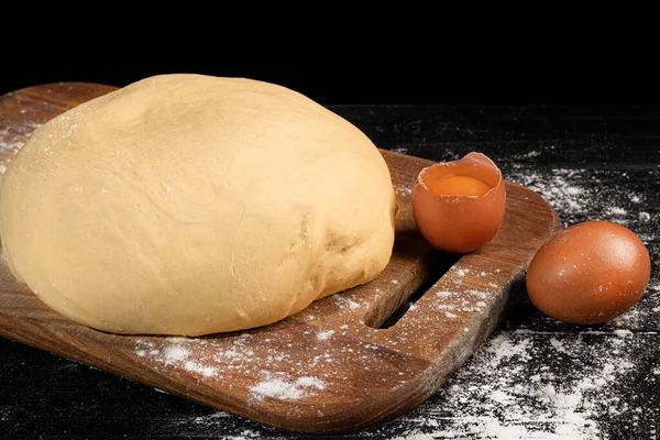 Hamur hazırlığı. Turta için maya hamuru. Üzerinde un olan yuvarlak bir iğne. Boşluğu kopyala.