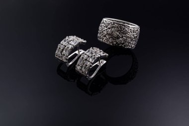 Bijouterie ve karanlık bir arka planda mücevher. Yüzükler, bilezikler ve kolyeler. Boşluğu kopyala.