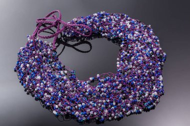 Bijouterie ve karanlık bir arka planda mücevher. Yüzükler, bilezikler ve kolyeler. Boşluğu kopyala.