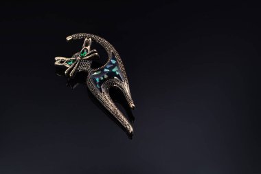 Bijouterie ve karanlık bir arka planda mücevher. Yüzükler, bilezikler ve kolyeler. Boşluğu kopyala.