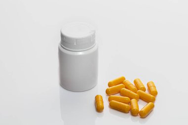 Beyaz arka planda ilaç içeren haplar ve kavanozlar. İzole et. Coronavirus tedavisi. Boşluğu kopyala