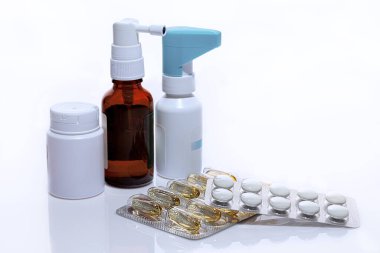 Beyaz arka planda ilaç içeren haplar ve kavanozlar. İzole et. Coronavirus tedavisi. Boşluğu kopyala