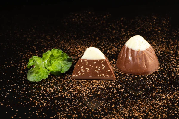 Dulces Chocolate Sobre Fondo Oscuro Con Reflejo Pieza Por Pieza — Foto de Stock
