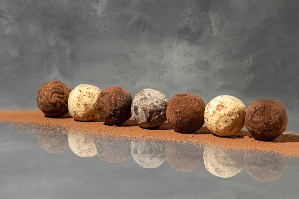 Chocolade Snoepjes Een Grijze Achtergrond Met Reflectie Stukje Bij Beetje — Stockfoto