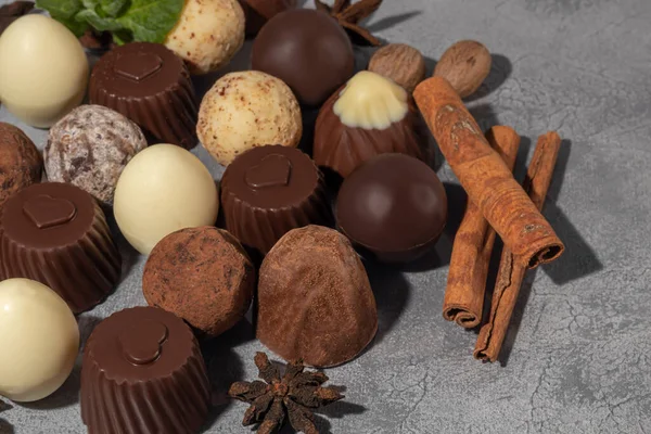 Dulces Chocolate Sobre Fondo Gris Con Reflejo Pieza Por Pieza — Foto de Stock
