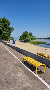 Nehirdeki doğa ve boş kumsal. Yaz sezonuna hazırlanıyorum. Sudaki ağaçların yansıması. Boşluğu kopyala.