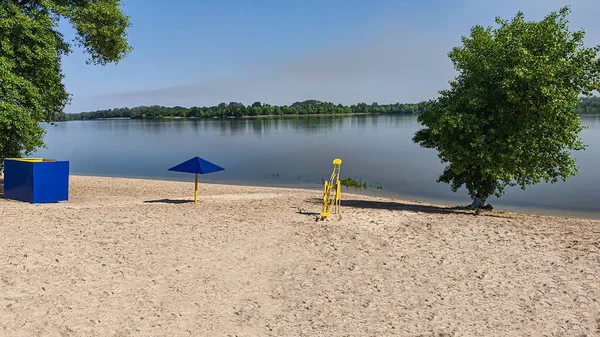 Naturaleza Playa Vacía Río Preparándose Para Temporada Verano Reflejo Árboles — Foto de Stock