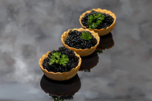 Caviar Negro Tartaletas Sobre Fondo Oscuro Concepto Comida Saludable Copiar — Foto de Stock