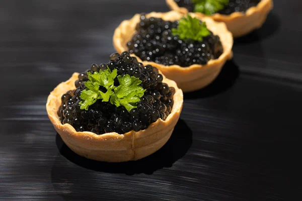 Caviar Negro Tartaletas Sobre Fondo Oscuro Concepto Comida Saludable Copiar — Foto de Stock