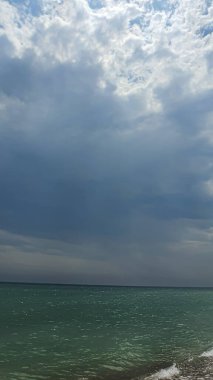 Deniz Burnu. Suyun masmavi rengi, kıyıda köpüren dalgalar. Seçici odaklanma. Yaz tatili.